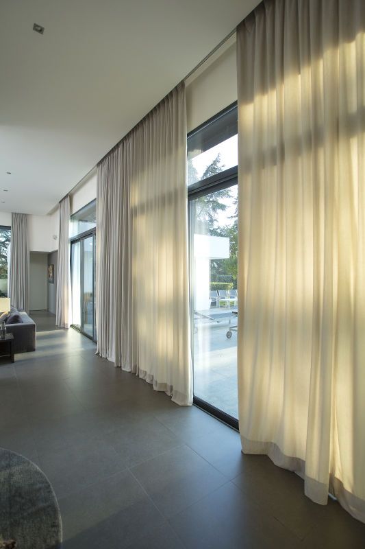 floor to ceiling curtains - 20 decor ideas to make your apartment look expensive
